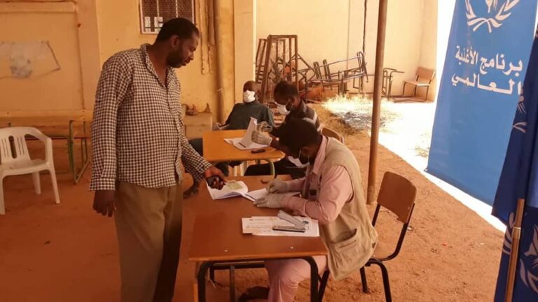 The relief team of Sheikh Taher Al-Zawi Charitable Foundation distributes food aid